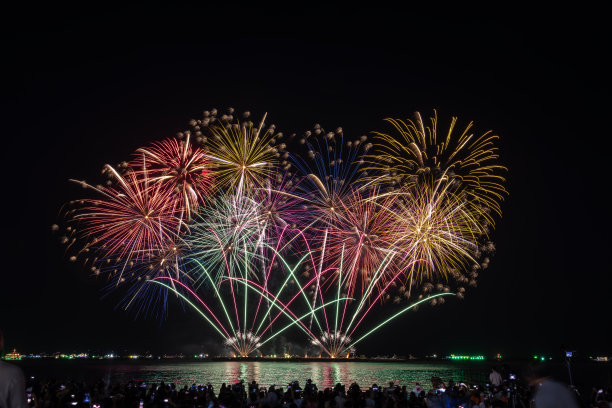芭堤雅，春武里，泰国，芭堤雅湾烟花，芭堤雅全国烟花大赛，每年11月，美丽的明亮的烟花表演在海中，为明信片壁纸背景照片，图片下载