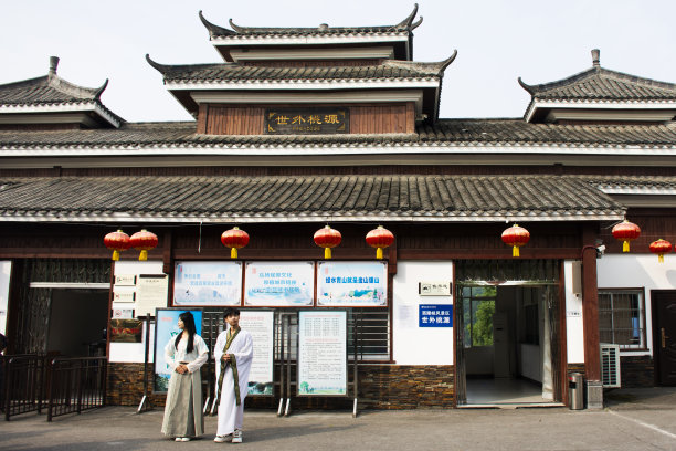 古建筑古玩售票处售票中国人外国游客旅游参观长江和西陵峡三游洞悬崖边在中国湖北宜昌图片下载