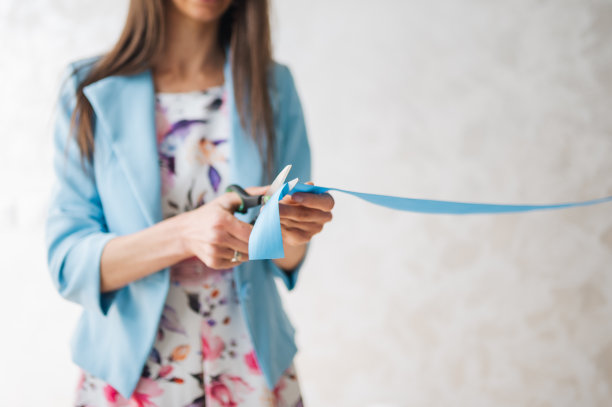 不认识的女人用剪刀剪蓝丝带——开幕式图片下载
