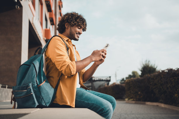 漂亮开朗的墨西哥男子交换学生的照片写评论阅读帖子秋日在外面图片下载