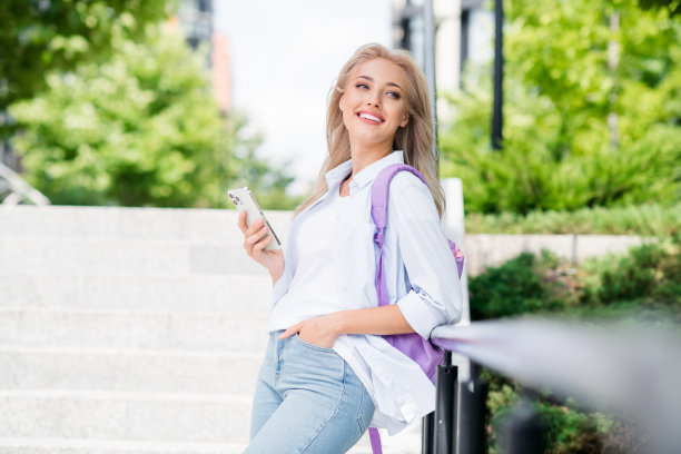 可爱可爱的闪亮女孩穿着时髦的衣服在现代大城镇春天公园独自度过周末的照片图片下载