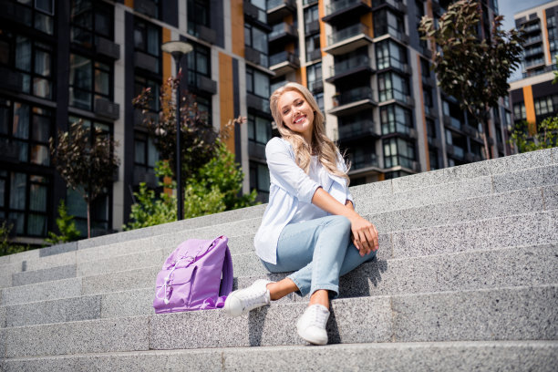 照片中可爱开朗的千禧一代女孩在大学讲座后在大城市放松，外面空气清新图片下载