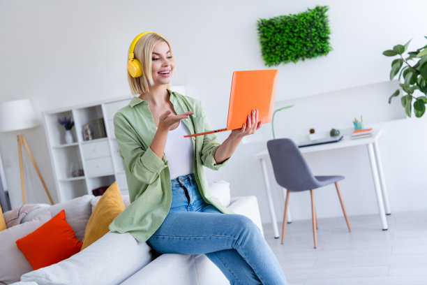 成功的漂亮女人在家工作的照片，在室内通过网络摄像头进行招聘面试图片下载