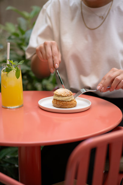 女人在咖啡馆吃酥皮泡芙图片下载