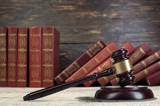 法律与公正概念，木槌与法律图书馆图片下载