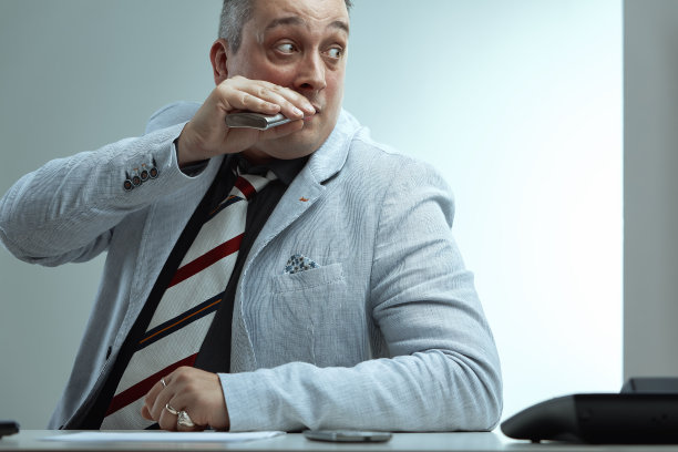 紧张的男人啜一口烧瓶，害怕被抓住图片下载