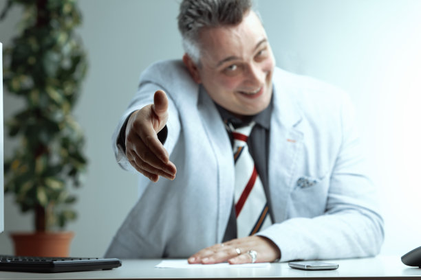 白发男子伸出握手，带着欺骗的微笑图片下载