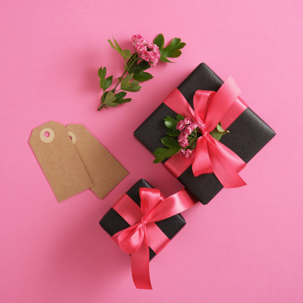 一套黑色工艺礼盒与山楂花和粉红色的丝带。图片下载