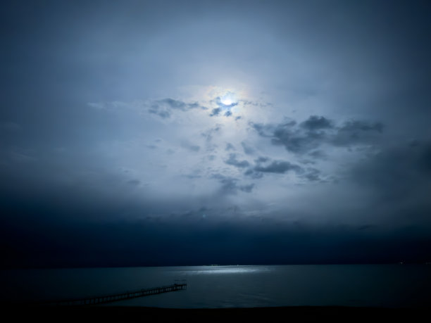 湖面上的月亮。云中的满月。吉尔吉斯斯坦，伊塞克湖图片下载