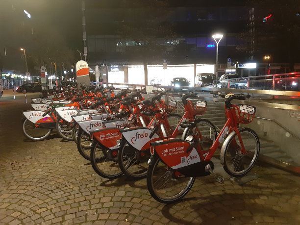 Frelo Freiburg，自行车共享，德国巴登符腾堡，夜间，道路交通图片下载