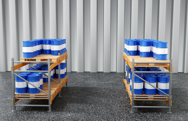 仓库石油产品。装有液体桶的仓库架图片下载