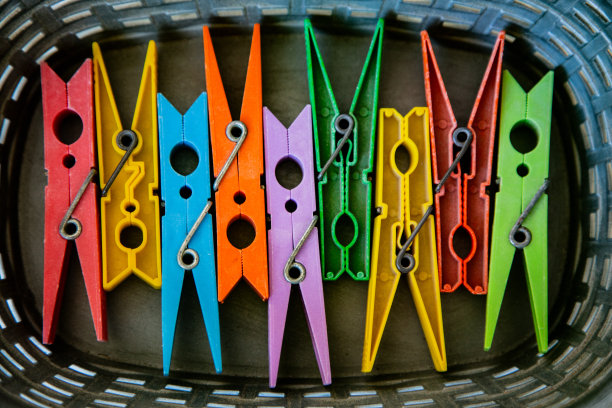 色彩鲜艳的衣夹图片下载