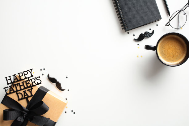 父亲节主题的照片，有一个包装好的礼物，一杯咖啡，眼镜，和一个笔记本在白底。理想的电子商务，贺卡，或父亲节促销。图片下载