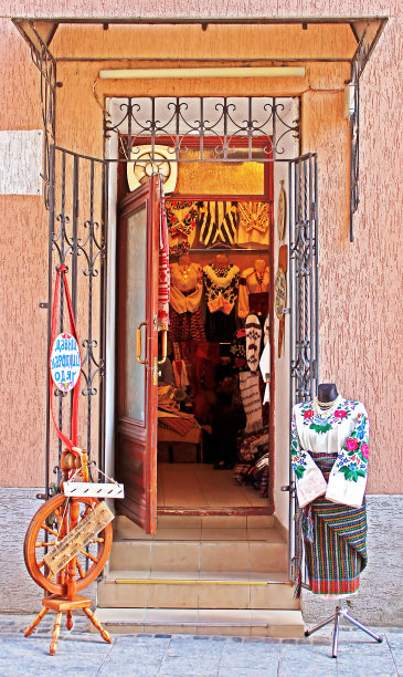 在乌克兰的利沃夫，商店里陈列着古老的传统服装图片下载
