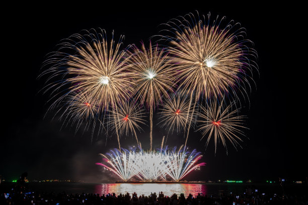 芭堤雅，春武里，泰国，芭堤雅湾烟花，芭堤雅全国烟花大赛，每年11月，美丽的明亮的烟花表演在海中，为明信片壁纸背景照片，图片下载