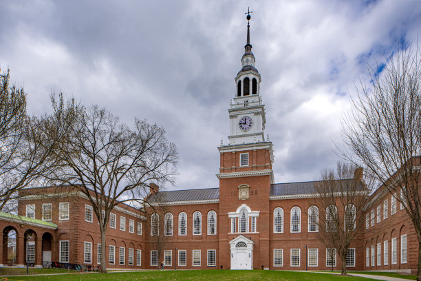 位于美国新罕布什尔州汉诺威的达特茅斯学院Baker-Berry图书馆的标志性照片，拍摄于一个多云的春日。图片下载