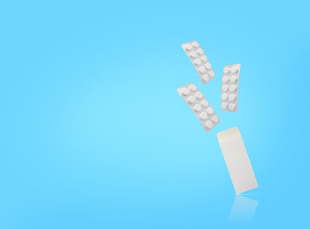 蓝色背景上漂浮着三个水泡状的药片和包装。副本的空间。库存图片图片下载