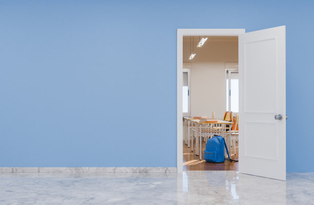 打开教室的门，有课桌和背包，蓝色的墙和复印空间图片下载