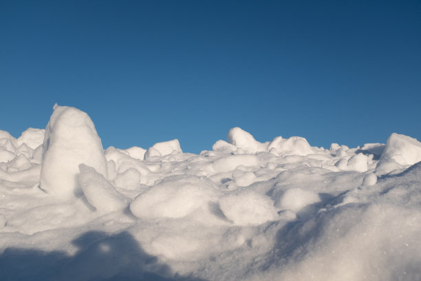 雪景与蓝天出版，海报，日历，邮政，屏幕保护程序，壁纸，封面。阳光明媚的冬天背景。高质量照片图片下载