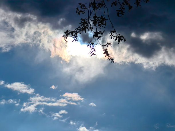 蓝紫色的天空，乌云密布，明亮的黄橙色的太阳透过云层照射进来。雨前和雷暴前的多色天空。2024年5月，俄罗斯下诺夫哥罗德。照片。图片下载