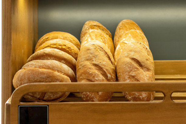 在面包房里用带种子的谷物制成的新鲜面包。食品的概念。图片下载