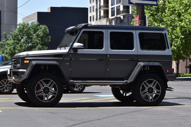 一辆奔驰g旅行车在市区巡游的肖像图片下载