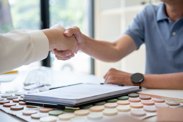 一个客户在会议结束后与她的承包商在办公室握手的特写照片。图片下载