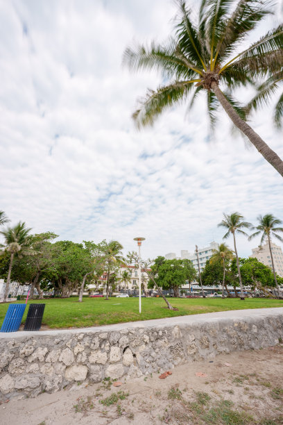 迈阿密海滩，美国佛罗里达州。海洋大道珊瑚墙的照片，人们全年都可以在这里散步、跑步、骑自行车和滑旱冰。长时间曝光图片下载