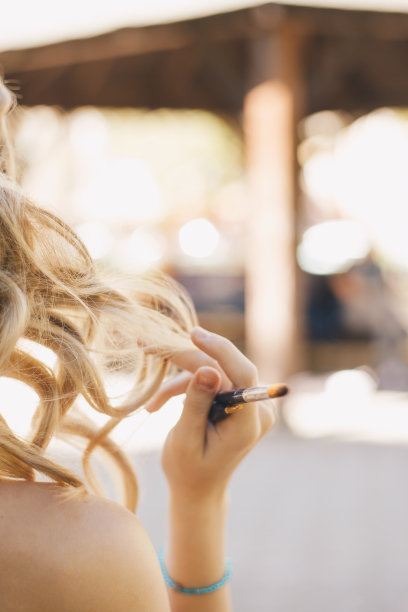 女子拿着画笔照片图片下载