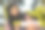 年轻的穆斯林母亲在户外用奶瓶喂婴儿的照片。图片下载