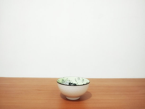 白色背景的碗和木制图案的桌子的照片图片下载