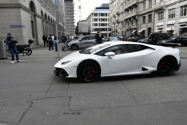 兰博基尼，苏黎世市中心，瑞士，人们在给兰博基尼拍照图片下载