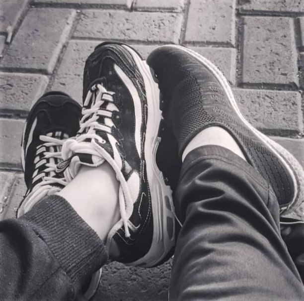 两双单色运动鞋图片下载