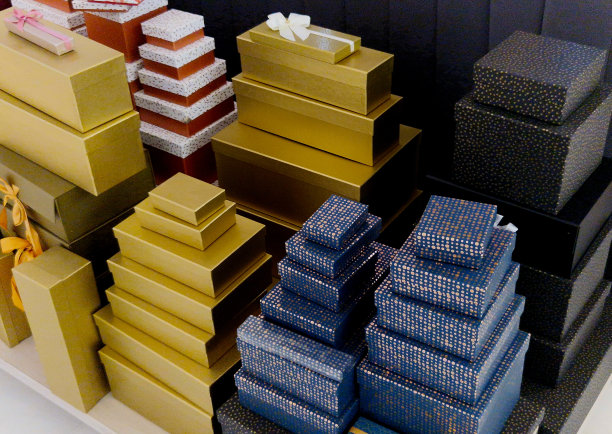 商场购物中心可提供礼品包装服务。昂贵的生日礼物包装盒的彩色图案图片下载