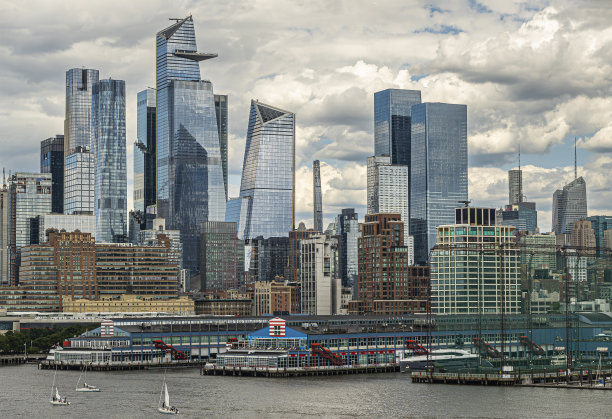 美国纽约，切尔西和码头，后面有高楼大厦图片下载