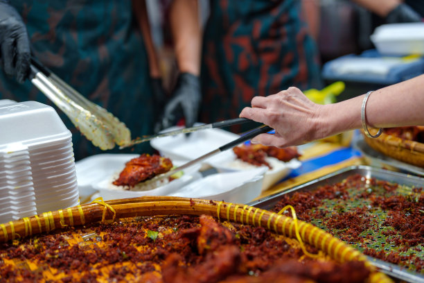 马来西亚流行的街头小吃，炸鸡，也被称为Ayam Berempah，和Nasi Lemak一起吃。图片下载