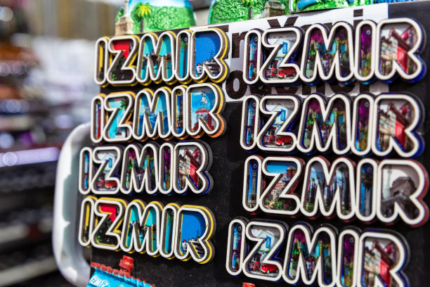 来自土耳其伊兹密尔的纪念品。街道商店陈列的彩色城市名称磁铁。选择的重点。旅游纪念品及礼品概念图片下载