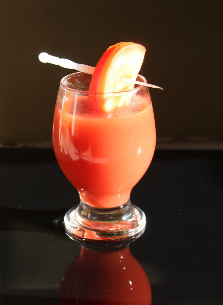 酒吧、餐厅和庆祝活动的红色鸡尾酒照片图片下载