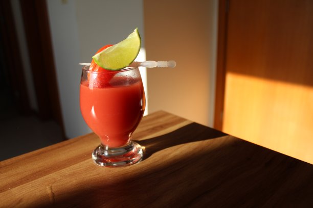 酒吧、餐厅和庆祝活动的红色鸡尾酒照片图片下载