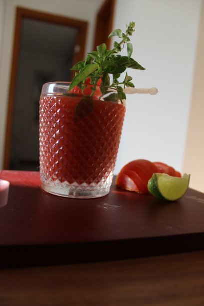 酒吧、餐厅和庆祝活动的红色鸡尾酒照片图片下载