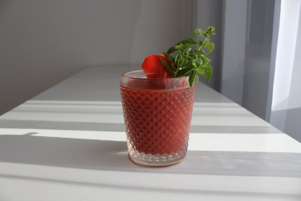 酒吧、餐厅和庆祝活动的红色鸡尾酒照片图片下载