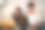 亚洲年轻人晚上和妻子在家里用手机工作。迷人美丽的妻子穿着睡衣等着丈夫用笔记本电脑工作，在家里睡觉时上网交流。图片下载