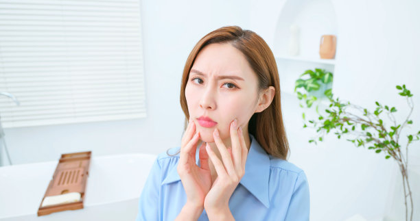 对自己皮肤不满意的女商人图片下载