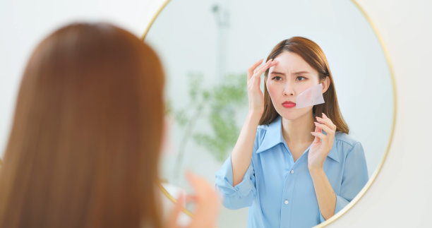 女人对面部皮肤不满意图片下载