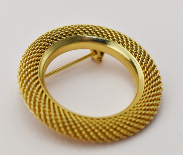 黄金圆中国复古胸针米色背景，强调复古的珠宝为妇女，宣传照片为网上珠宝店图片下载