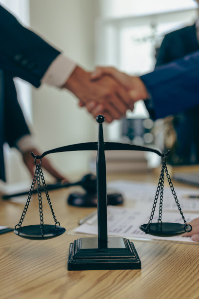 律师与商人握手金融交易投资者二人祝贺他们的成功。或者律师正在讨论合同。特写照片。图片下载