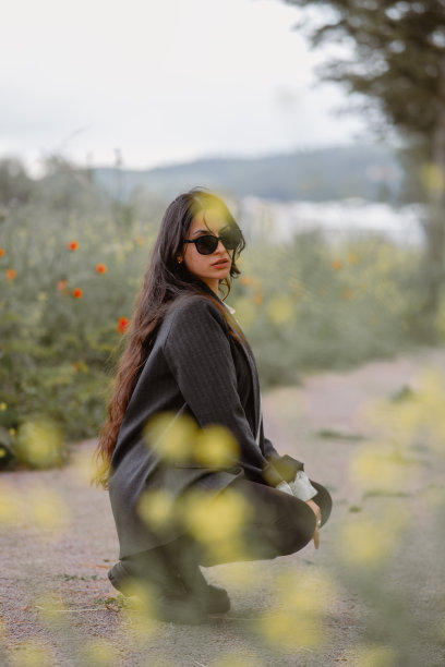 美女蹲着摆姿势图片下载