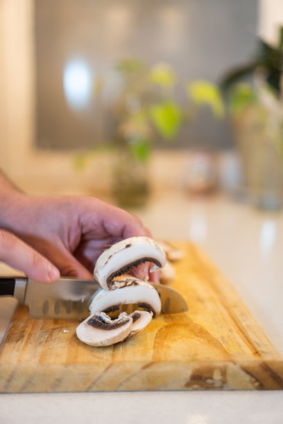 在木板上垂直切蘑菇片图片下载