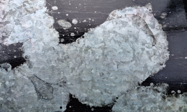 镀锌铁片上覆盖着一层油墨。金属纹理和油漆。背景图片图片下载