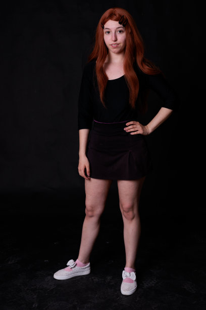 一个美丽的红发女人在黑色背景的肖像照片图片下载